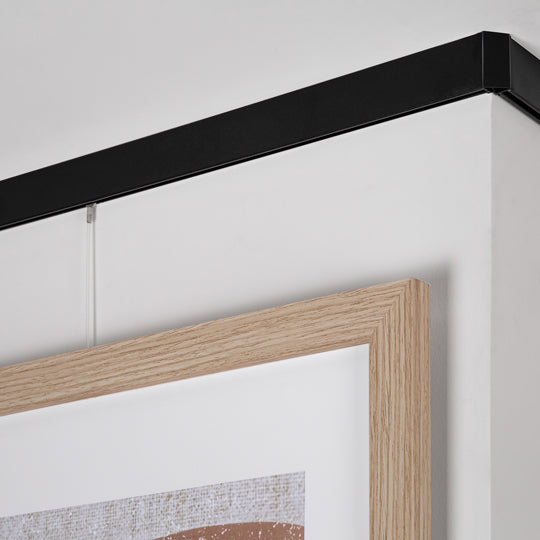 STAS Cliprail Max Galerieschienen System mit eleganter Kopfschiene für Bilder.